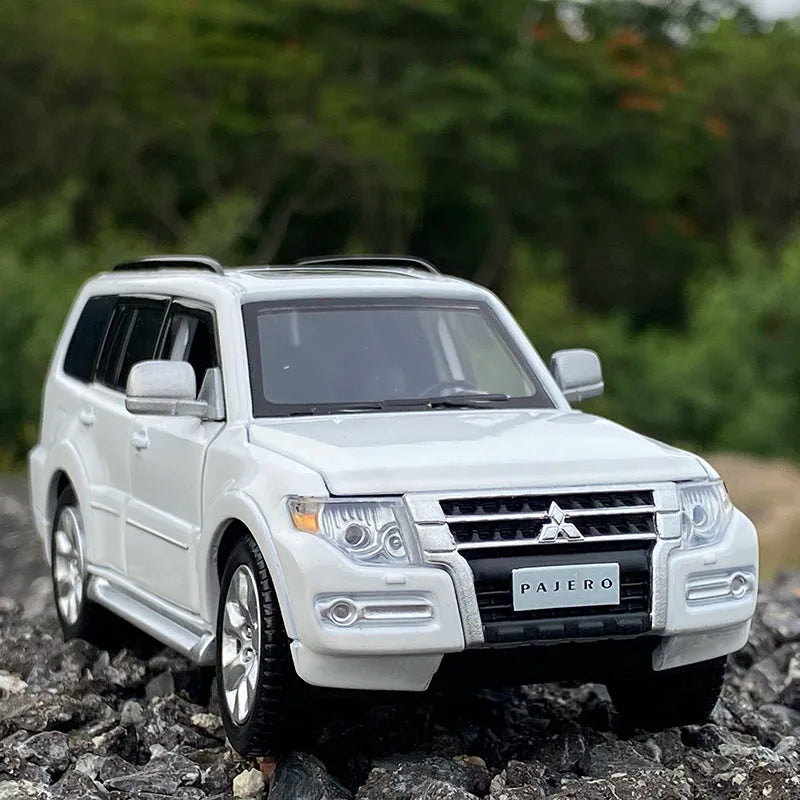 1:32 Mitsubishi Pajero Diecast SUV Model Car – Metal Toy with Sound & Ligh