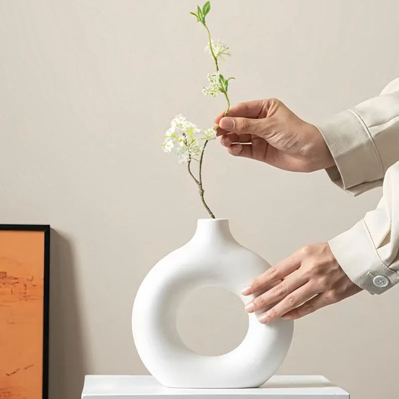 Minimalist Donut Vase – Hollow Circle Bud Vase
