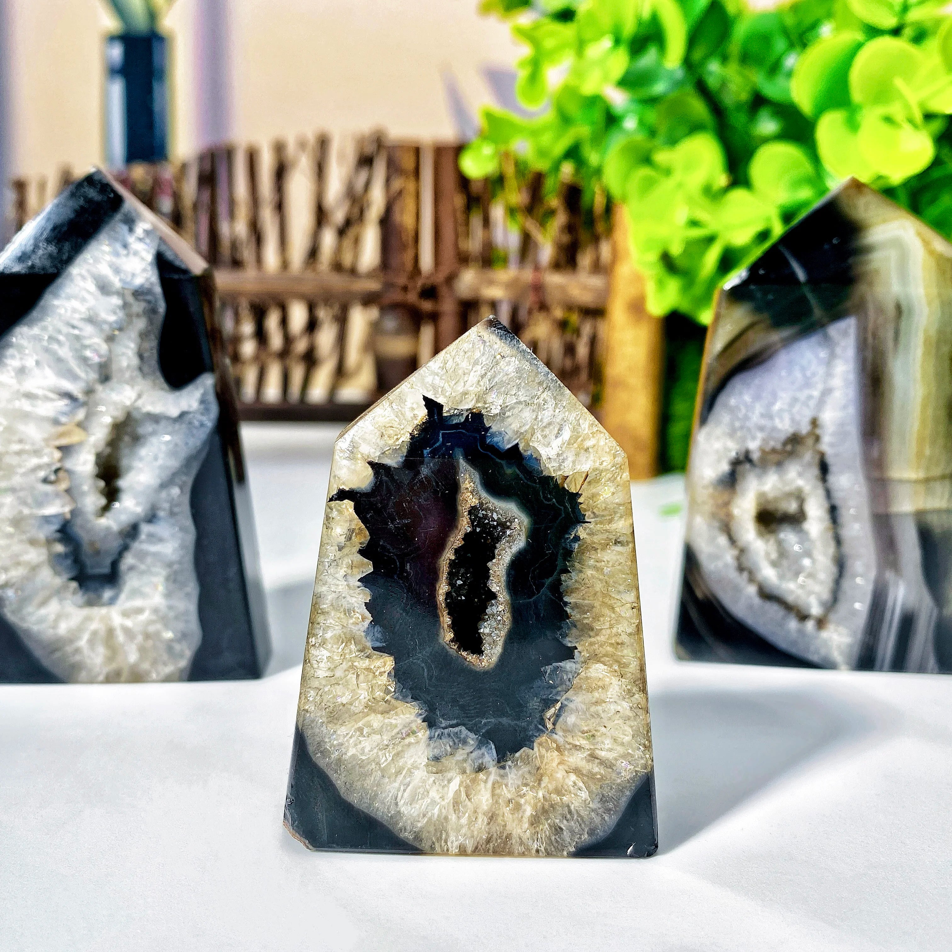 Black Sardonyx Agate Point (1pc Random) – Natural Crystal Tower